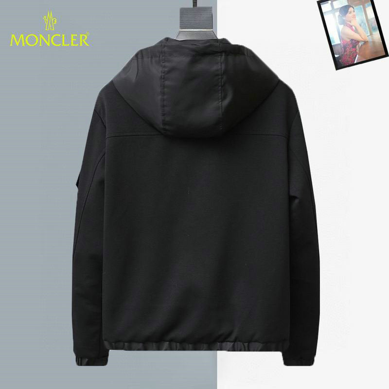 Les vestes Moncler allient élégance et modernité. Leur design sophistiqué et leurs matériaux haut de gamme en font un choix incontournable.pas cher.le moins cher.