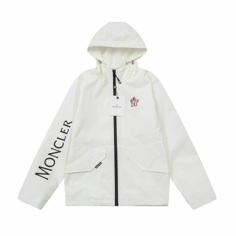 Les vestes Moncler allient élégance et modernité. Leur design sophistiqué et leurs matériaux haut de gamme en font un choix incontournable.pas cher.le moins cher.