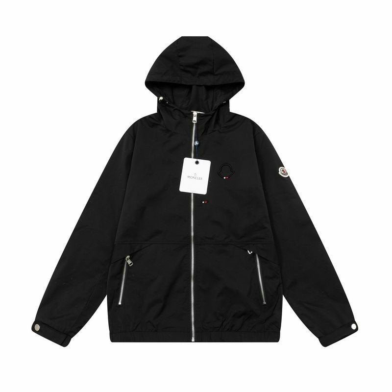 Les vestes Moncler allient élégance et modernité. Leur design sophistiqué et leurs matériaux haut de gamme en font un choix incontournable.pas cher.le moins cher.
