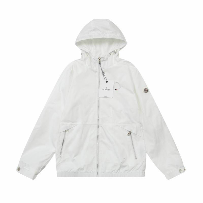 Les vestes Moncler allient élégance et modernité. Leur design sophistiqué et leurs matériaux haut de gamme en font un choix incontournable.pas cher.le moins cher.