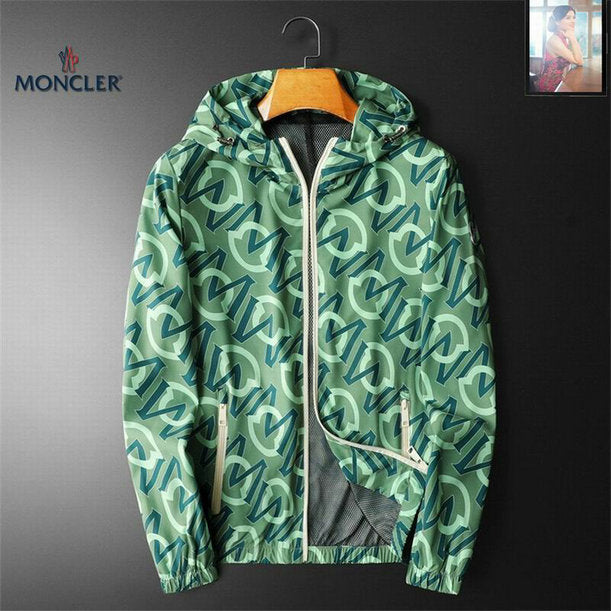Les vestes Moncler allient élégance et modernité. Leur design sophistiqué et leurs matériaux haut de gamme en font un choix incontournable.pas cher.le moins cher.