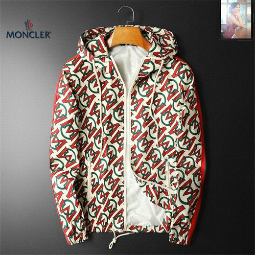 Les vestes Moncler allient élégance et modernité. Leur design sophistiqué et leurs matériaux haut de gamme en font un choix incontournable.pas cher.le moins cher.