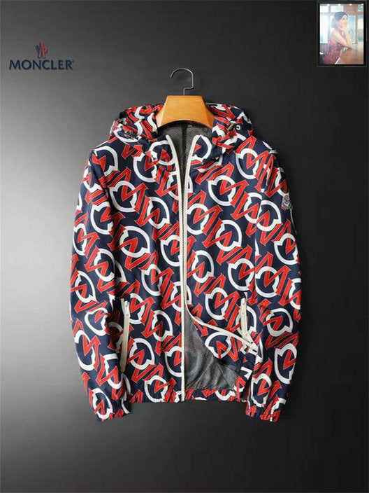 Les vestes Moncler allient élégance et modernité. Leur design sophistiqué et leurs matériaux haut de gamme en font un choix incontournable.pas cher.le moins cher.