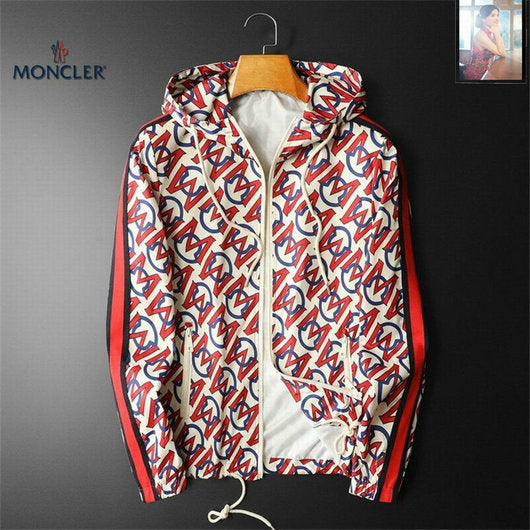 Les vestes Moncler allient élégance et modernité. Leur design sophistiqué et leurs matériaux haut de gamme en font un choix incontournable.pas cher.le moins cher.