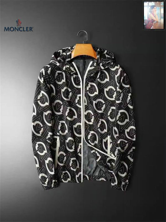 Les vestes Moncler allient élégance et modernité. Leur design sophistiqué et leurs matériaux haut de gamme en font un choix incontournable.pas cher.le moins cher.
