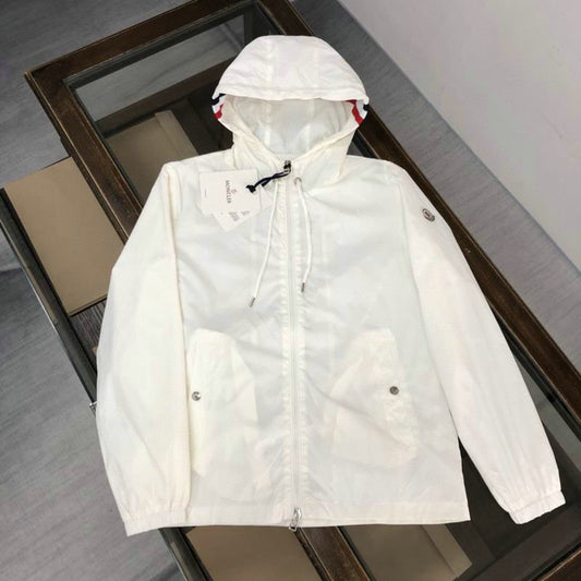 Les vestes Moncler allient élégance et modernité. Leur design sophistiqué et leurs matériaux haut de gamme en font un choix incontournable.pas cher.le moins cher.