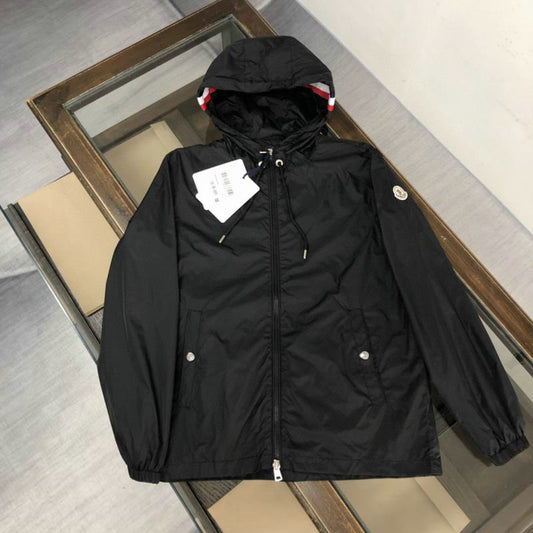 Les vestes Moncler allient élégance et modernité. Leur design sophistiqué et leurs matériaux haut de gamme en font un choix incontournable.pas cher.le moins cher.