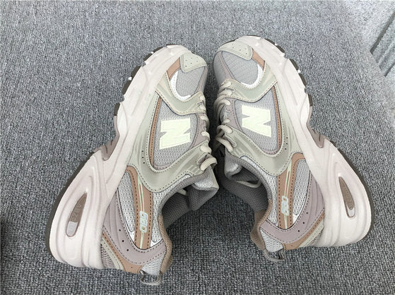 Les baskets New Balance allient style et confort. Leur design classique et leurs matériaux de haute qualité en font un choix idéal pour les amateurs de sneakers.pas cher. Le moins cher.