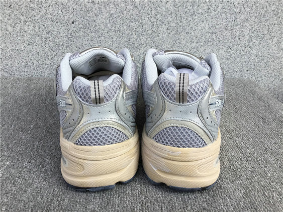 Les baskets New Balance allient style et confort. Leur design classique et leurs matériaux de haute qualité en font un choix idéal pour les amateurs de sneakers.pas cher. Le moins cher.