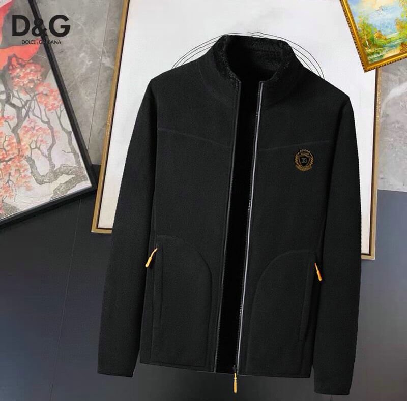 Profitez du mélange parfait de style et de fonctionnalité avec les vestes Dolce Gabbana, conçus pour ceux qui recherchent l'excellence en termes de confort et de performance.