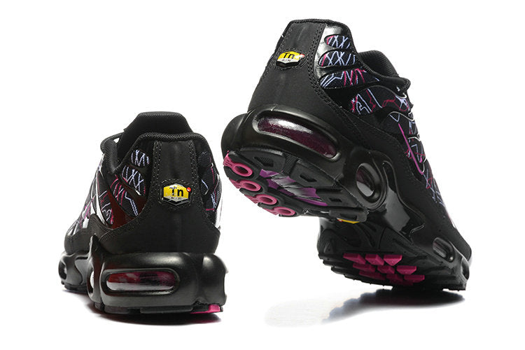 Découvrez les Baskets Nike Air Max Plus TN Black Thunder Pink, alliant esthétique audacieuse et confort. Ne manquez pas cette paire vibrante!