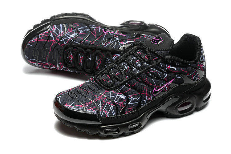 Découvrez les Baskets Nike Air Max Plus TN Black Thunder Pink, alliant esthétique audacieuse et confort. Ne manquez pas cette paire vibrante!