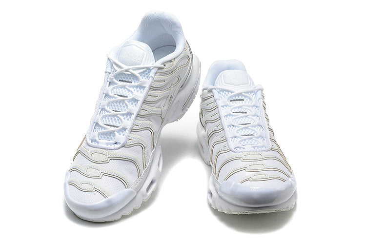 Découvrez le style épuré des baskets Nike Air Max Tn triple white. Offrez-vous cette paire incontournable et illuminez vos tenues !