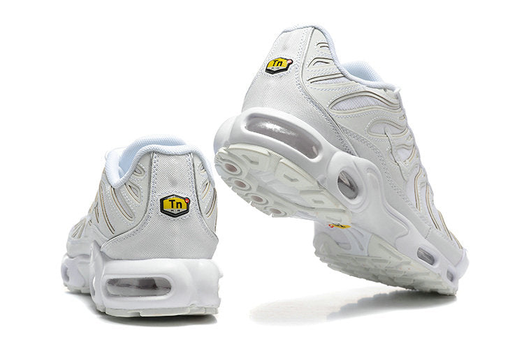 Découvrez le style épuré des baskets Nike Air Max Tn triple white. Offrez-vous cette paire incontournable et illuminez vos tenues !