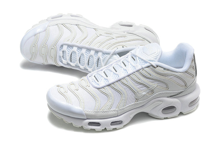 Découvrez le style épuré des baskets Nike Air Max Tn triple white. Offrez-vous cette paire incontournable et illuminez vos tenues !