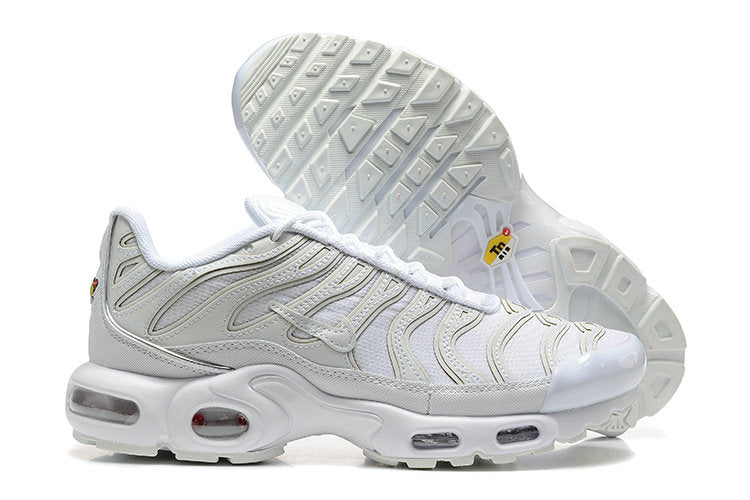 Découvrez le style épuré des baskets Nike Air Max Tn triple white. Offrez-vous cette paire incontournable et illuminez vos tenues !