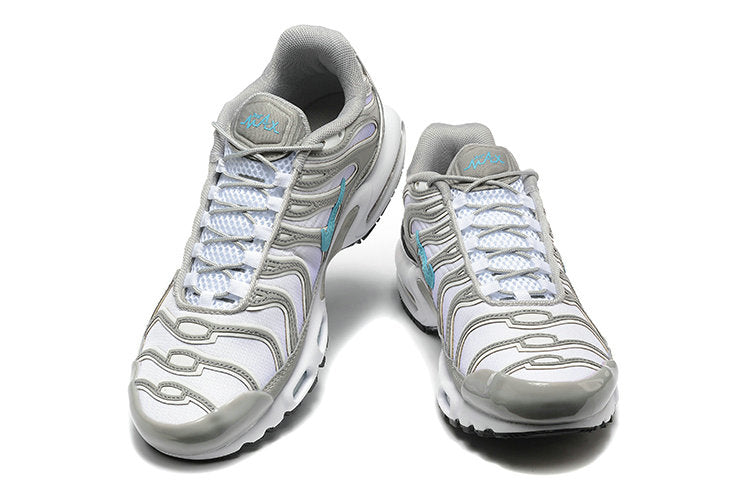 Découvrez les Baskets Nike Air Max Plus tn grey white sky blue, un mélange parfait de style et de confort pour vos tenues. 