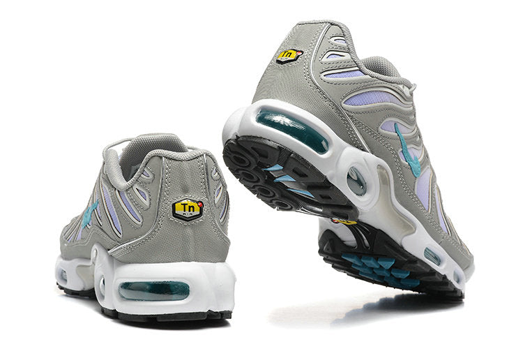 Découvrez les Baskets Nike Air Max Plus tn grey white sky blue, un mélange parfait de style et de confort pour vos tenues. 