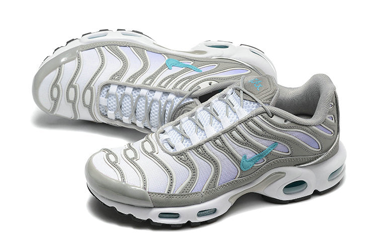 Découvrez les Baskets Nike Air Max Plus tn grey white sky blue, un mélange parfait de style et de confort pour vos tenues. 