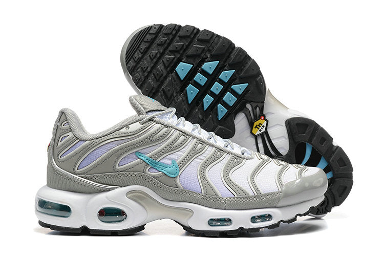 Découvrez les Baskets Nike Air Max Plus tn grey white sky blue, un mélange parfait de style et de confort pour vos tenues. 