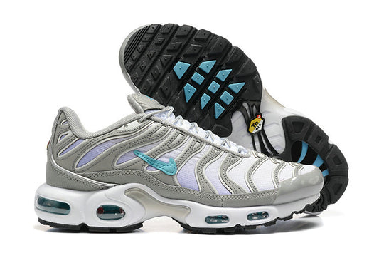 Découvrez les Baskets Nike Air Max Plus tn grey white sky blue, un mélange parfait de style et de confort pour vos tenues. 