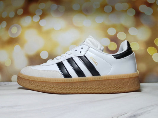 Les baskets Adidas Gazelle Bolt revisitent un classique emblématique avec une touche contemporaine, alliant style rétro et confort moderne.