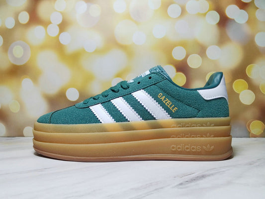 Les baskets Adidas Gazelle Bolt revisitent un classique emblématique avec une touche contemporaine, alliant style rétro et confort moderne.