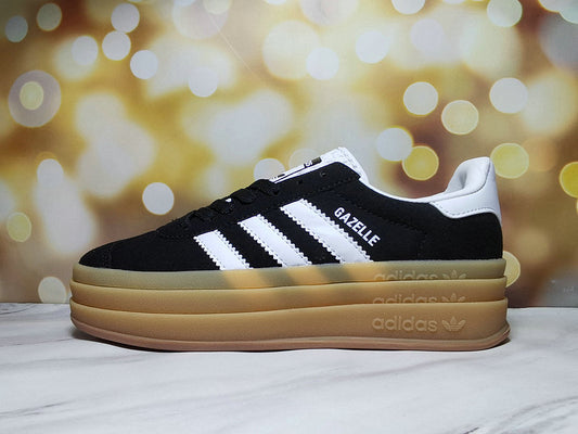 Les baskets Adidas Gazelle Bolt revisitent un classique emblématique avec une touche contemporaine, alliant style rétro et confort moderne.