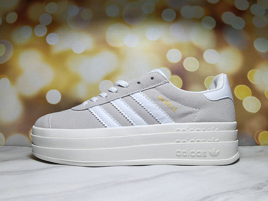 Les baskets Adidas Gazelle Bolt revisitent un classique emblématique avec une touche contemporaine, alliant style rétro et confort moderne.