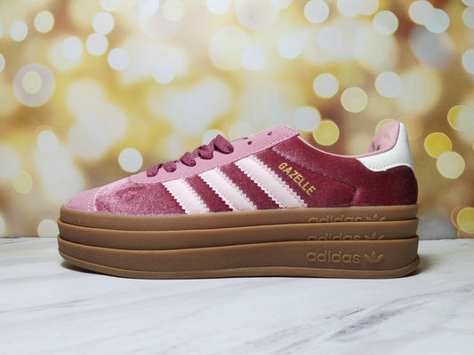 Les baskets Adidas Gazelle Bolt revisitent un classique emblématique avec une touche contemporaine, alliant style rétro et confort moderne.
