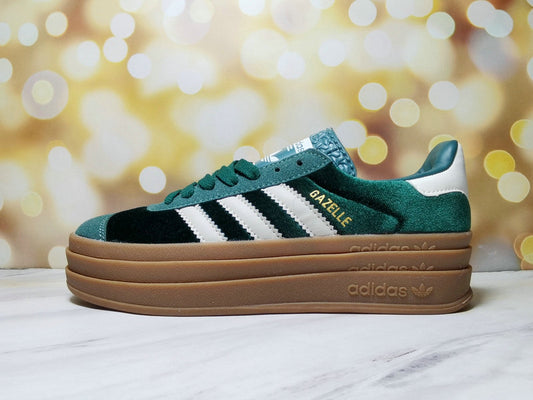 Les baskets Adidas Gazelle Bolt revisitent un classique emblématique avec une touche contemporaine, alliant style rétro et confort moderne.