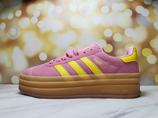 Les baskets Adidas Gazelle Bolt revisitent un classique emblématique avec une touche contemporaine, alliant style rétro et confort moderne.