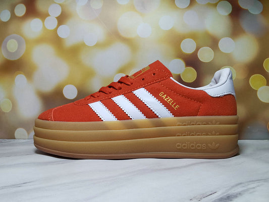 Les baskets Adidas Gazelle Bolt revisitent un classique emblématique avec une touche contemporaine, alliant style rétro et confort moderne.