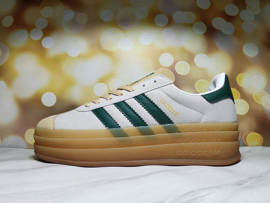 Les baskets Adidas Gazelle Bolt revisitent un classique emblématique avec une touche contemporaine, alliant style rétro et confort moderne.