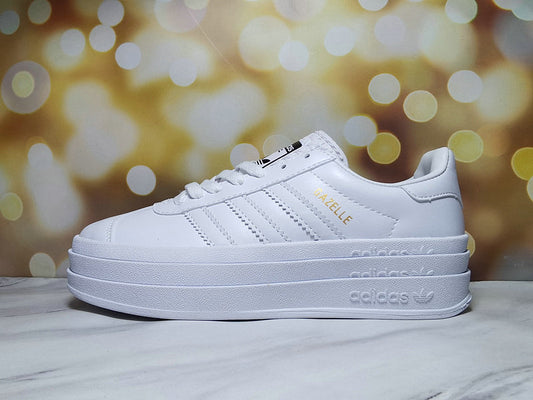 Les baskets Adidas Gazelle Bolt revisitent un classique emblématique avec une touche contemporaine, alliant style rétro et confort moderne.