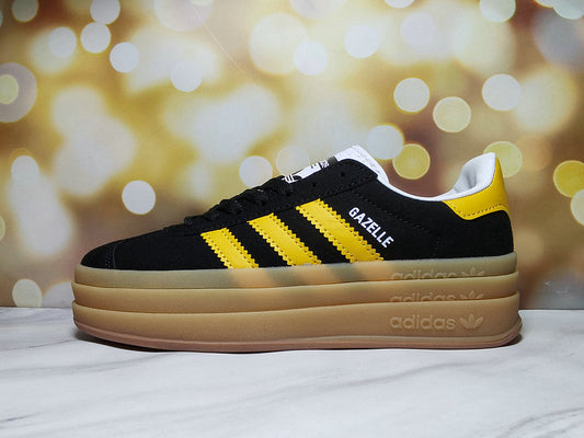 Les baskets Adidas Gazelle Bolt revisitent un classique emblématique avec une touche contemporaine, alliant style rétro et confort moderne.