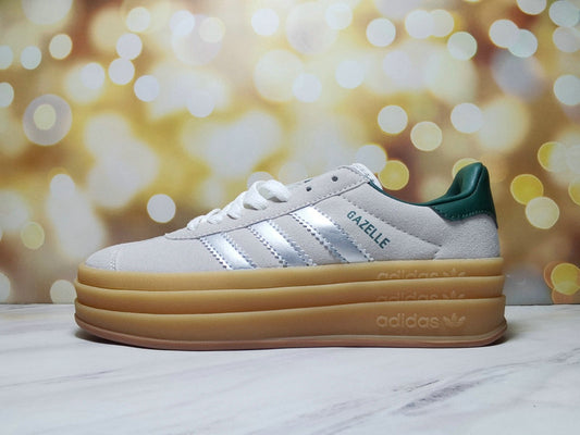 Les baskets Adidas Gazelle Bolt revisitent un classique emblématique avec une touche contemporaine, alliant style rétro et confort moderne.