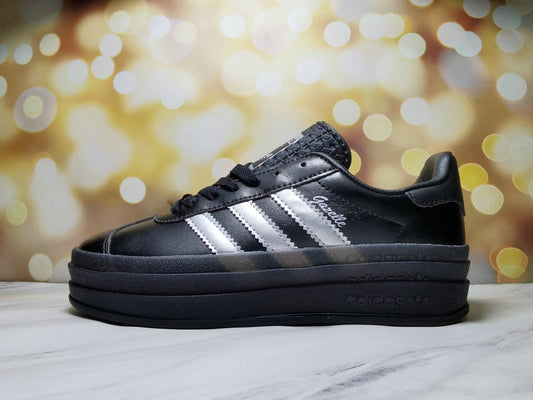 Les baskets Adidas Gazelle Bolt revisitent un classique emblématique avec une touche contemporaine, alliant style rétro et confort moderne.