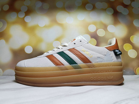 Les baskets Adidas Gazelle Bolt revisitent un classique emblématique avec une touche contemporaine, alliant style rétro et confort moderne.