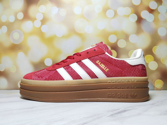 Les baskets Adidas Gazelle Bolt revisitent un classique emblématique avec une touche contemporaine, alliant style rétro et confort moderne.