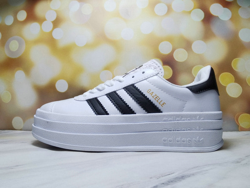 Les baskets Adidas Gazelle Bolt revisitent un classique emblématique avec une touche contemporaine, alliant style rétro et confort moderne.