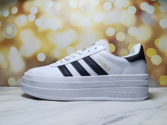 Les baskets Adidas Gazelle Bolt revisitent un classique emblématique avec une touche contemporaine, alliant style rétro et confort moderne.
