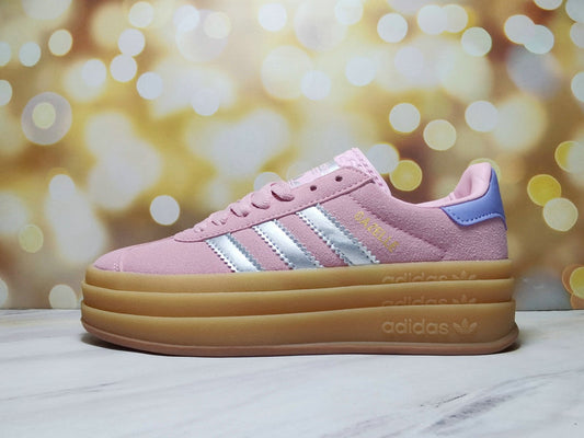 Les baskets Adidas Gazelle Bolt revisitent un classique emblématique avec une touche contemporaine, alliant style rétro et confort moderne.