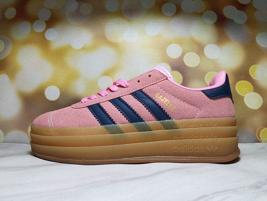 Les baskets Adidas Gazelle Bolt revisitent un classique emblématique avec une touche contemporaine, alliant style rétro et confort moderne.