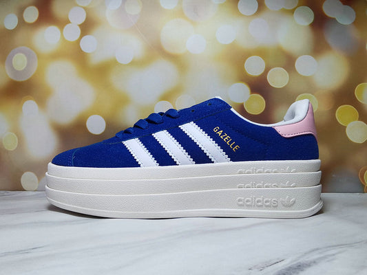 Les baskets Adidas Gazelle Bolt revisitent un classique emblématique avec une touche contemporaine, alliant style rétro et confort moderne.