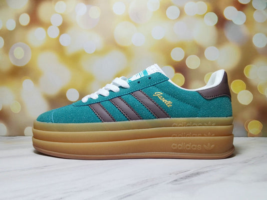 Les baskets Adidas Gazelle Bolt revisitent un classique emblématique avec une touche contemporaine, alliant style rétro et confort moderne.