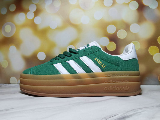 Les baskets Adidas Gazelle Bolt revisitent un classique emblématique avec une touche contemporaine, alliant style rétro et confort moderne.
