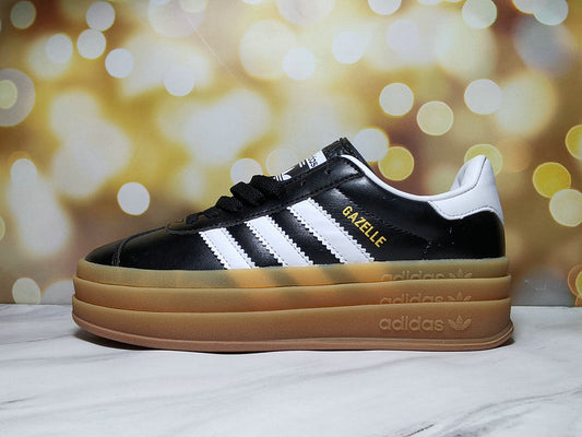 Les baskets Adidas Gazelle Bolt revisitent un classique emblématique avec une touche contemporaine, alliant style rétro et confort moderne.