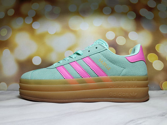Les baskets Adidas Gazelle Bolt revisitent un classique emblématique avec une touche contemporaine, alliant style rétro et confort moderne.