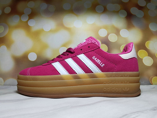 Les baskets Adidas Gazelle Bolt revisitent un classique emblématique avec une touche contemporaine, alliant style rétro et confort moderne.